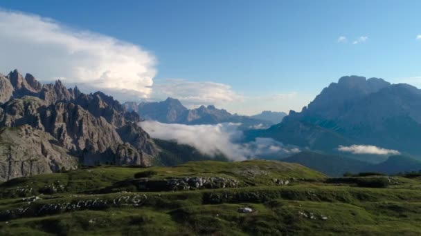 Parque Nacional de la Naturaleza Tre Cime En los Alpes Dolomitas. Hermosa naturaleza de Italia. Vuelos aéreos de aviones no tripulados FPV al atardecer — Vídeo de stock