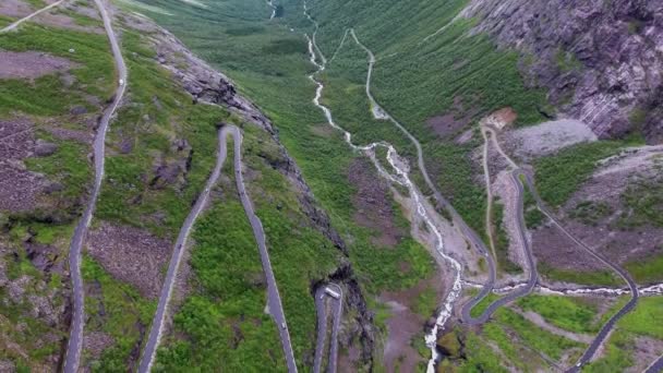 Trol Yolu Trollstigen veya Norveç 'teki Trol stigveien kıvrımlı dağ yolu. Hava görüntüleri — Stok video