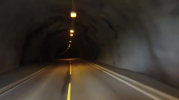 Carro atravessa o túnel ponto de vista de condução — Vídeo de Stock