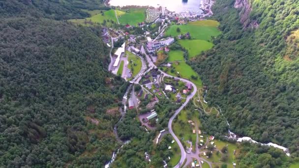 Geiranger Fjord, Schöne Natur Norwegen Luftaufnahmen. Es handelt sich um einen 15 Kilometer langen Abzweig des Sunnylvsfjords, der vom Storfjord (Großer Fjord) abzweigt.). — Stockvideo