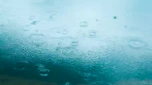 Abstracte achtergrond, regendruppels op het water — Stockvideo