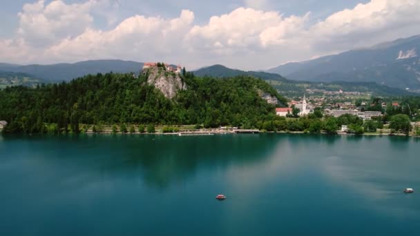 Slovenia Veduta aerea del lago di Bled. Drone FPV aereo. Slovenia Bellissimo castello naturale Bled . — Video Stock