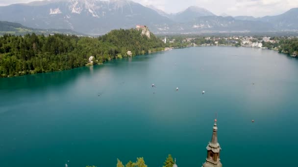 Eslovénia - Vista aérea resort Lake Bled. Fotografia aérea de drones FPV. Eslovenia bela natureza Castelo Bled . — Vídeo de Stock