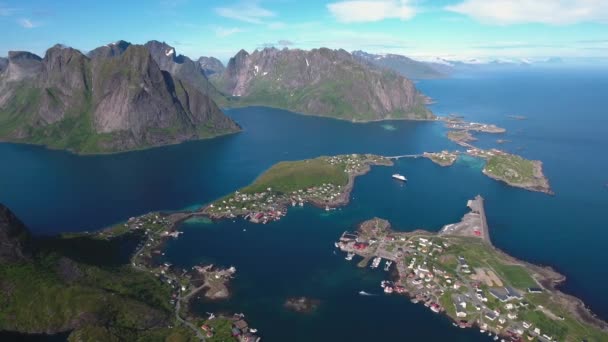 Panorama Islas Lofoten en el condado de Nordland, Noruega. Es conocido por un paisaje distintivo con espectaculares montañas y picos, mar abierto y bahías protegidas, playas y tierras vírgenes . — Vídeos de Stock