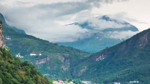 Zeitraffer, Geiranger Fjord, Norwegen. Es handelt sich um einen 15 Kilometer langen Abzweig des Sunnylvsfjords, der vom Storfjord (Großer Fjord) abzweigt.). — Stockvideo