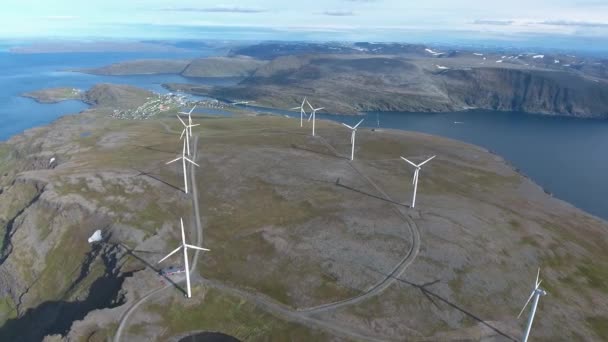 Molinos de viento para producción de energía eléctrica. Vista al Ártico Havoygavelen windmill park, Havoysund, Norte de Noruega Imágenes aéreas . — Vídeo de stock