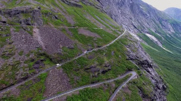 Тролль Тролль Тролльстиген или Тролльстигвейен извилистая горная дорога в Норвегии. Съёмки с воздуха — стоковое видео