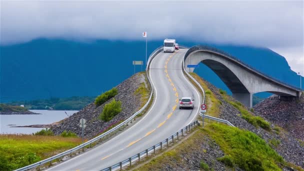 Atlantik Okyanusu Yolu veya Atlantik Yolu (Atlanterhavsveien), Norveç 'in Yüzyılın İnşaatı (Norveççe: Yüzyılın İnşaatı) olarak ödüllendirildi. Ulusal Turizm Rotası olarak sınıflandırılan yol. — Stok video