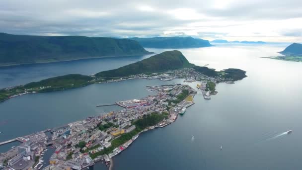 Aksla in de stad Alesund, Noorwegen Luchtopname — Stockvideo