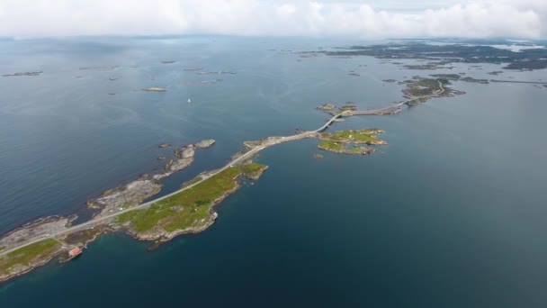 Atlantic Ocean Road o Atlantic Road (Atlanterhavsveien) è stato assegnato il titolo di (costruzione norvegese del secolo). La strada classificata come itinerario turistico nazionale . — Video Stock