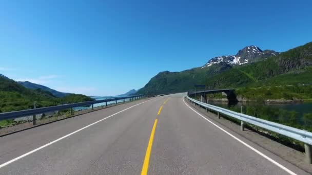 Conduire une voiture sur une route en Norvège — Video