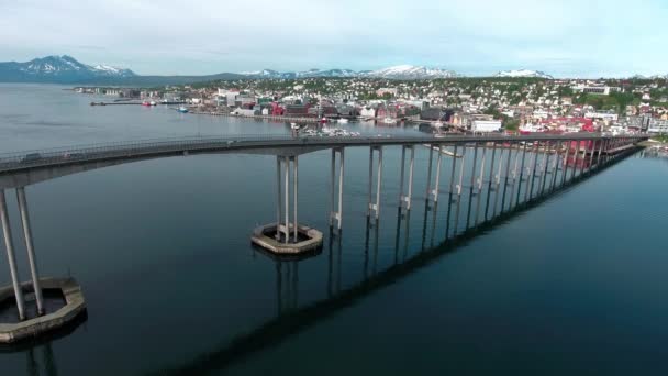 ภาพถ่ายทางอากาศจากสะพานของเมือง Tromso, นอร์เวย์ถ่ายภาพทางอากาศ Tromso ถือเป็นเมืองทางตอนเหนือสุดของโลกที่มีประชากรมากกว่า 50,000 คน . — วีดีโอสต็อก