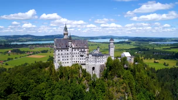 Castelo de Neuschwanstein Alpes bávaros Alemanha. Voos aéreos de drones FPV. — Vídeo de Stock