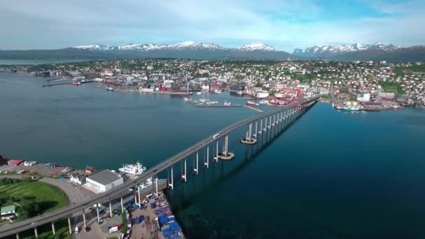 Tromso Köprüsü, Norveç hava fotoğrafçılığından hava görüntüleri. Tromso, nüfusu 50.000 'in üzerinde olan dünyanın en kuzeydeki şehri olarak kabul edilir.. — Stok video