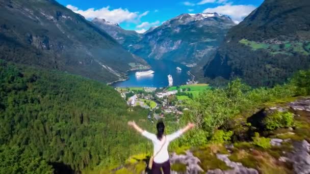 Панорама "Природа Норвегии". Это 15-километровый (9,3 миль) длинный филиал от Sunnylvsfjorden, который является филиалом от Storfjorden (Великий фьорд). — стоковое видео