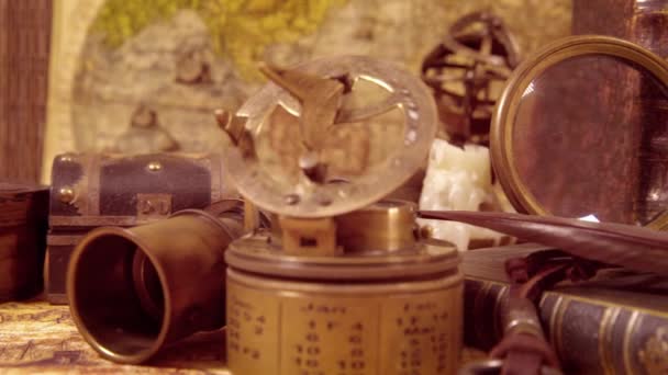 nature morte vintage sur une ancienne carte en 1565 .