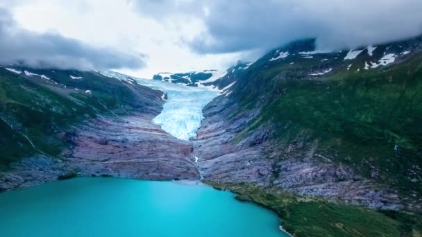 Ghiacciaio Svartisen in Norvegia Vista aerea. Svartisen è un termine collettivo per due ghiacciai situati nel nord della Norvegia. L'acqua del ghiacciaio viene raccolta e utilizzata per la produzione di energia idroelettrica . — Video Stock