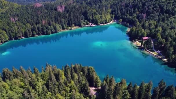 Lago di Fusine湖高于意大利阿尔卑斯山。FPV无人驾驶飞机空中飞行. — 图库视频影像