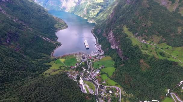 Geiranger Fjord, Beautiful Nature Noruega Aerial footage. Es una rama de 15 kilómetros (9.3 mi) de largo fuera del Sunnylvsfjorden, que es una rama fuera del Storfjorden (Gran fiordo) ). — Vídeos de Stock