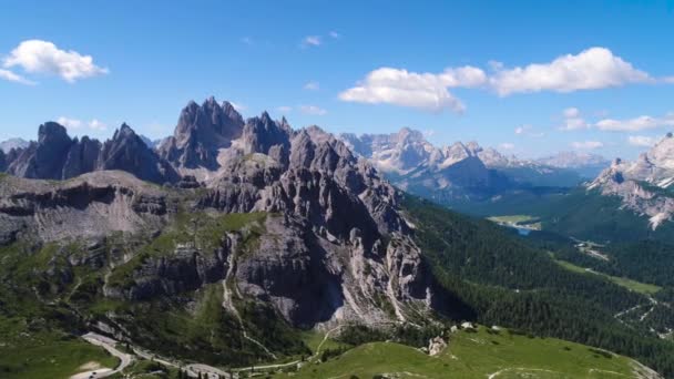 Parque Nacional de la Naturaleza Tre Cime En los Alpes Dolomitas. Hermosa naturaleza de Italia. Vuelos aéreos de aviones no tripulados FPV — Vídeos de Stock