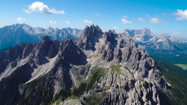 Parque Natural Nacional Tre Cime Nos Alpes das Dolomitas. Bela natureza da Itália. Voos aéreos de drones FPV ao pôr-do-sol — Vídeo de Stock