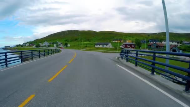 Conducir un coche en una carretera en Noruega — Vídeos de Stock