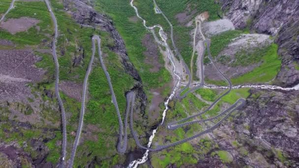 Trollí stezka Trollstigen nebo Trollstigveien vinoucí se horská cesta v Norsku. Letecký záznam — Stock video