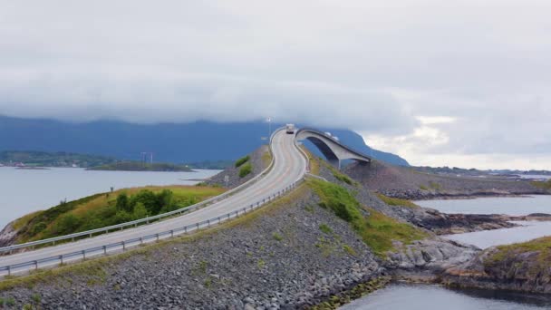 Atlantic Ocean Road o Atlantic Road (Atlanterhavsveien) ha sido galardonado con el título de (Norwegian Construction of the Century). La carretera clasificada como Ruta Turística Nacional . — Vídeo de stock