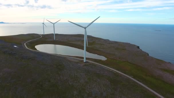 Molinos de viento para producción de energía eléctrica. Vista al Ártico Havoygavelen windmill park, Havoysund, Norte de Noruega Imágenes aéreas . — Vídeo de stock