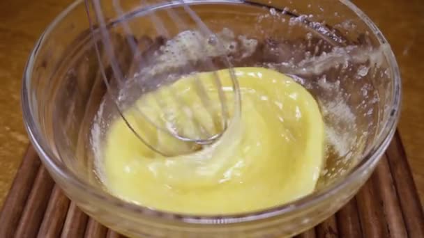 Croccanti fiocchi di mais giallo nella ciotola per la mattina una deliziosa colazione con latte. Movimento lento con inseguimento a rotazione . — Video Stock