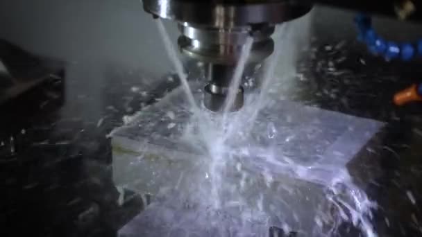 CNC frézka pro obrábění kovů. Řezání kovů moderní technologie zpracování. Zpomalený pohyb 120 fps — Stock video