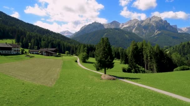 アルプスの美しい風景の風景、イタリアの美しい自然。空中FPVドローン飛行. — ストック動画