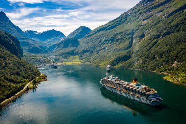 Cruise Ship, Cruise Liners Geiranger fiyort, Norveç. Fiyort Norveç'in en çok ziyaret edilen turistik yerlerinden biridir. Geiranger Fjord, Unesco Dünya Mirası Listesi