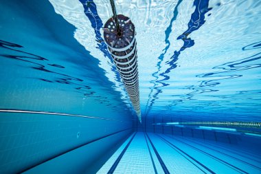 Olimpiyat yüzme havuzu su altında.