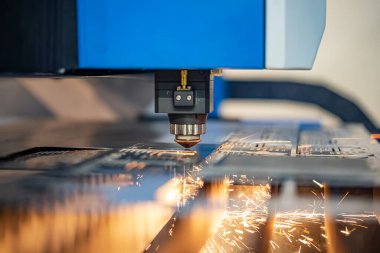 Metal modern endüstriyel teknolojinin CNC lazer kesimi. Lazer kesme, optikler aracılığıyla yüksek güçlü bir lazerin çıkışını yönlendirerek işe yarar. Lazer optik ve CNC bilgisayar sayısal denetimi.