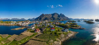Henningsvaer Lofoten Norveç 'in Nordland eyaletinde yer alan bir takımadadır. Dramatik dağlar ve tepeler, açık deniz ve korunaklı körfezler, plajlar ve el değmemiş topraklarla kendine özgü bir manzarası var.