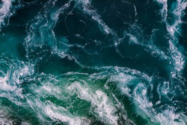 Soyut arkaplan. Nehrin ve denizin dalgaları yüksek gelgit ve alçak gelgit sırasında bir araya gelir. Saltstraumen girdabı, Nordland, Norveç girdapları