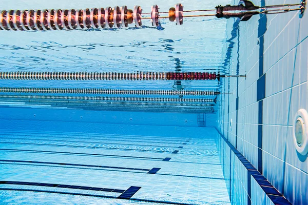 オリンピックスイミングプール水中の背景 — ストック写真