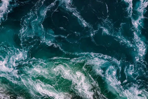 Fundo Abstrato Ondas Água Rio Mar Encontram Durante Maré Alta — Fotografia de Stock