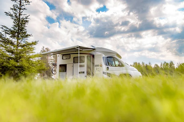 Rodzinny Wypoczynek Wyjazd Wakacyjny Kamperze Caravan Car Vacation — Zdjęcie stockowe