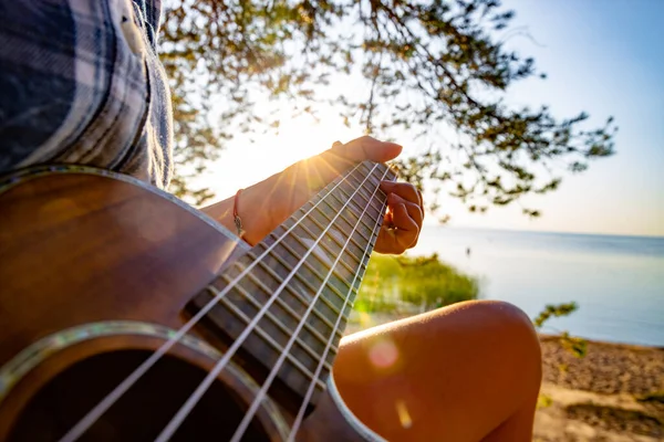 Donna Tramonto Che Tiene Ukulele — Foto Stock