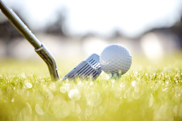 Golfschläger Und Ball Abschlag Vor Dem Fahrer — Stockfoto