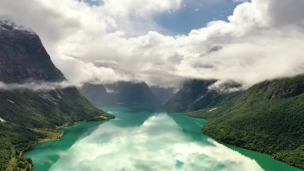 Piękna przyroda Norwegia naturalny krajobraz jezioro lovatnet. — Wideo stockowe