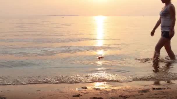 Woman found a message in a bottle against the Sun setting down — Stock Video