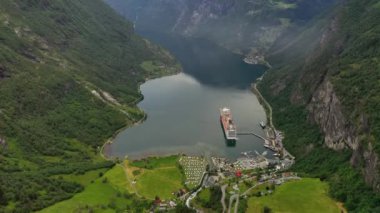 Geiranger fiyort, Norveç. Güzel Doğa Norveç Doğal Arazisi.