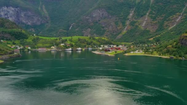 Aurlandsfjord kasabası Şafakta. — Stok video