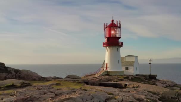Sahil Feneri. Lindesnes Deniz Feneri Norveç 'in en güney ucundaki bir sahil feneridir.. — Stok video
