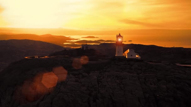 Faro costero. El faro de Lindesnes es un faro costero en el extremo sur de Noruega . — Vídeos de Stock