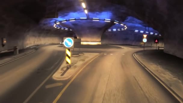 Бутуннель трёхрукий тоннель в Норвегии. Внутри туннеля круговая развязка. Автомобиль едет через туннель точку зрения вождения — стоковое видео
