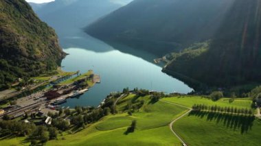Aurlandsfjord kasabası Şafakta.